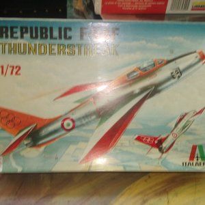 Italaerei model kit Republic F-84F Thunderstreak military plane 1/72 unused